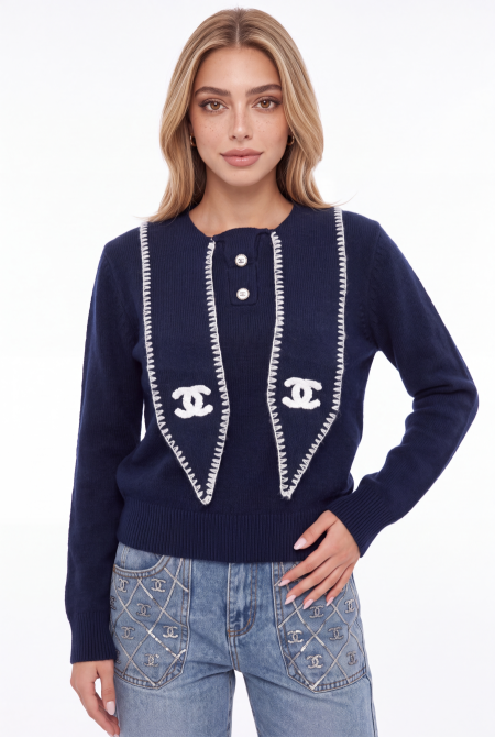 بلوز CHANEL مع سكارف
